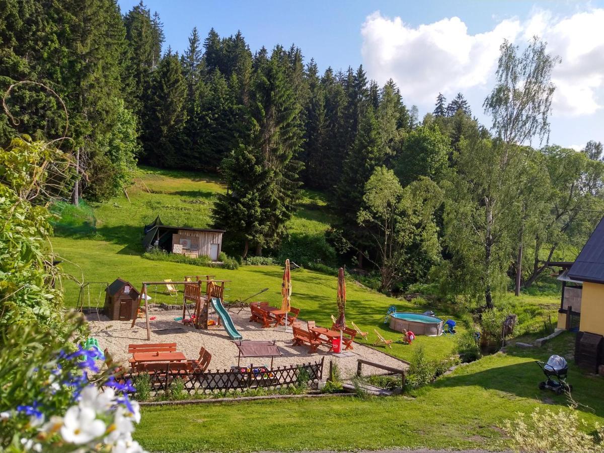 Penzion Karolina Lučany nad Nisou エクステリア 写真